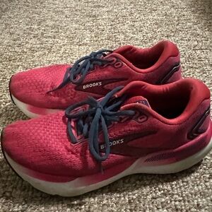 Brooks Women's Vibrant Pink Athletic Shoes